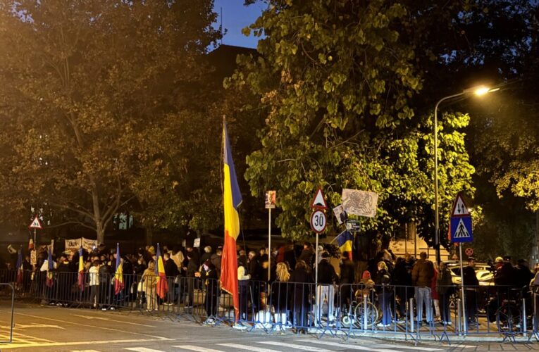 Peste o sutÄ de persoane protesteazÄ Ã®n faÈa Arestului Central din BucureÈti. Oamenii cer eliberarea lui CÄlin Georgescu