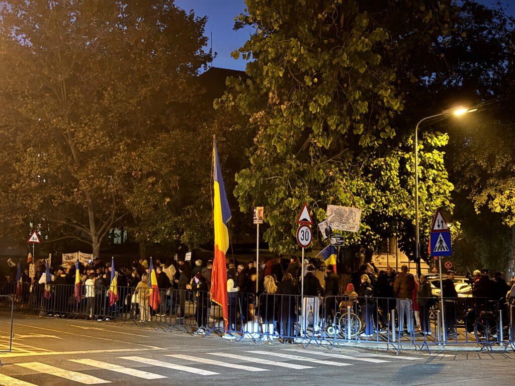 Peste o sutÄ de persoane protesteazÄ Ã®n faÈa Arestului Central din BucureÈti. Oamenii cer eliberarea lui CÄlin Georgescu