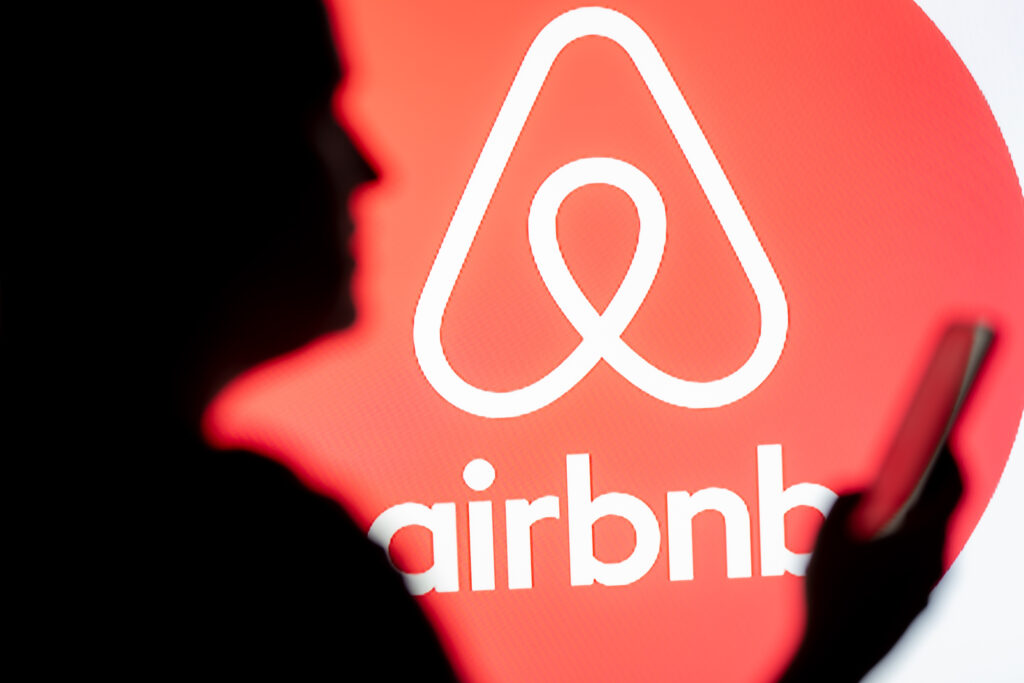 Platforma de închirieri Airbnb schimbÄ regulile în favoarea turiÈtilor