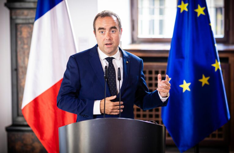 PoliÈiÈtii francezi anunÈÄ cÄ dau statul Ã®n judecatÄ dupÄ revoltele violente. Peste 900 de poliÈiÈti Èi jandarmi rÄniÈi Èi acuzaÈii grave privind ordinele primite