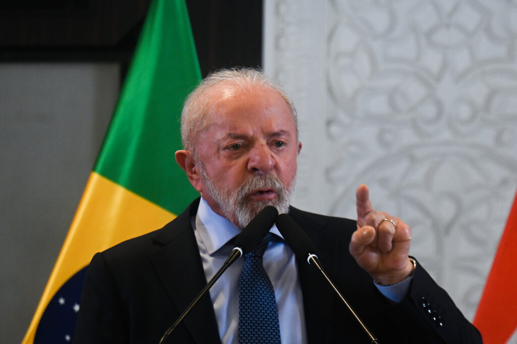 PrÄbuÈire istoricÄ pe pieÈele financiare din Brazilia dupÄ victoria lui Lula. Bursa pierde 15%, iar moneda naÈionalÄ Ã®nregistreazÄ cel mai mare declin din 1999