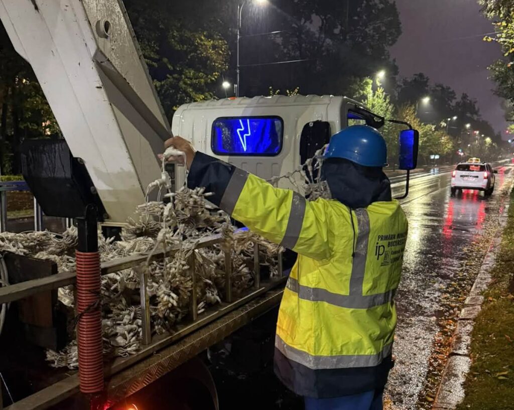 PrimÄria Capitalei anunÈÄ cÄ 6 milioane de luminiÈe vor împodobi bulevardele BucureÈtiului. Când se deschide Târgul de CrÄciun din PiaÈa ConstituÈiei