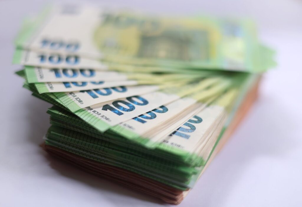 Primarul din SlÄnic Moldova, prins în flagrant de DNA când ar fi primit 6.000 de euro mitÄ. Ãn total, ar fi încasat 21.000 de euro