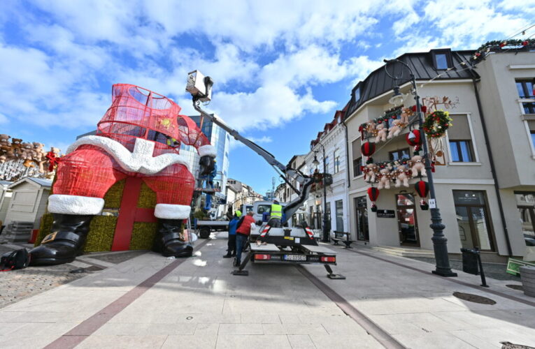 Primele imagini cu TÃ¢rgul de CrÄciun de la Craiova. OraÈul se transformÄ Ã®n âTÄrÃ¢mul elfilorâ, tema din acest an. CÃ¢nd se deschide