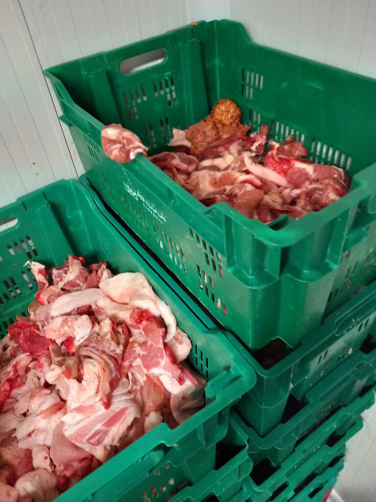 Produse expirate, carne depozitatÄ necorespunzÄtor Èi echipamente ruginite, descoperite de ANPC