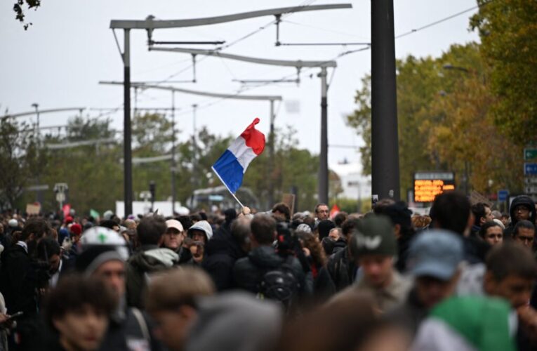 Proteste masive Ã®n FranÈa. Ciocniri Ã®ntre poliÈie Èi protestatari. ForÈele de ordine au folosit gaze lacrimogene Èi tunuri cu apÄ la Paris