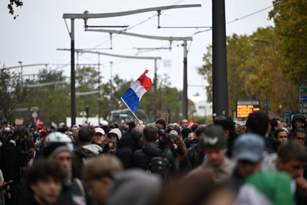 Proteste masive Ã®n FranÈa. Ciocniri Ã®ntre poliÈie Èi protestatari. ForÈele de ordine au folosit gaze lacrimogene Èi tunuri cu apÄ la Paris