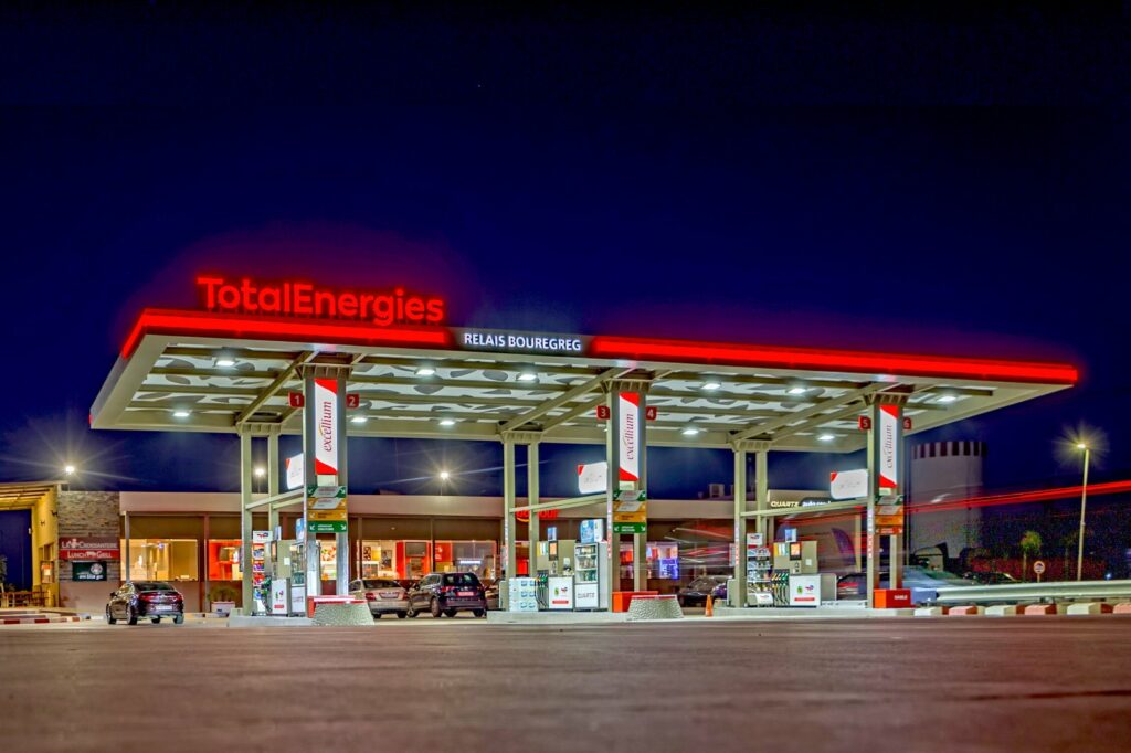 RÄzboaiele scumpesc carburanÈii Èi aduc profituri record companiilor petroliere. TotalEnergies a câÈtigat 8,3 miliarde de dolari în trei luni