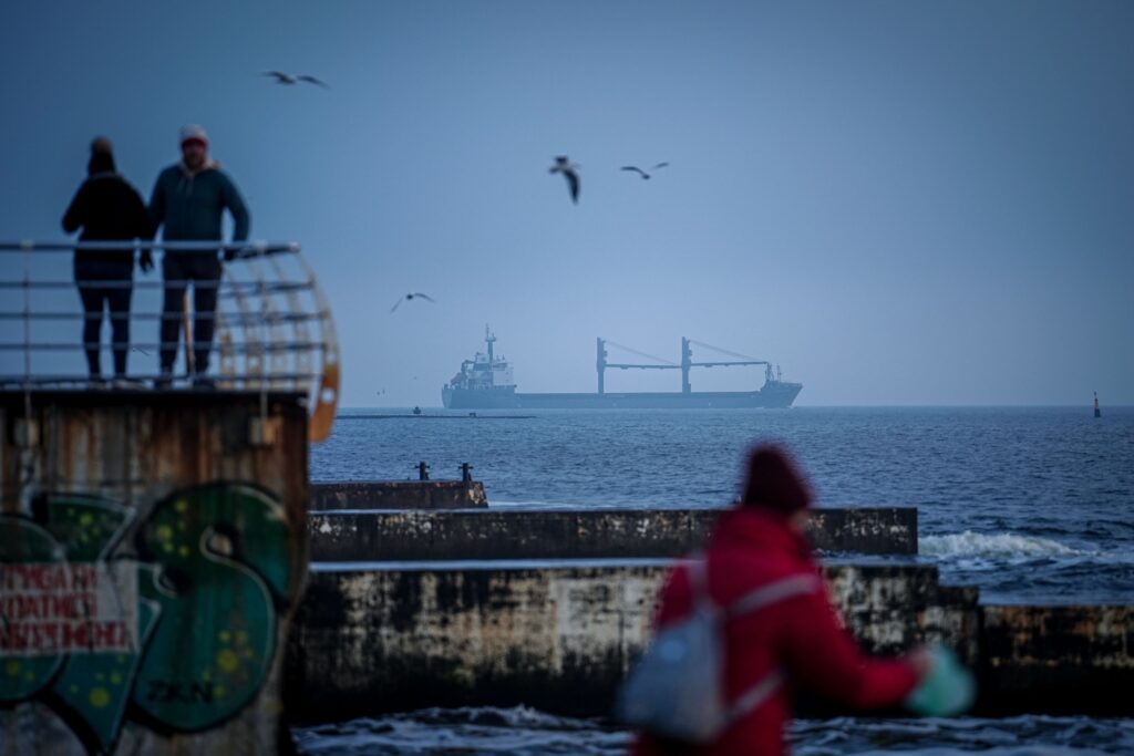 Rusia afirmÄ cÄ a lovit o navÄ de mÄrfuri, destinatÄ Ucrainei, în Marea NeagrÄ. Trei persoane au murit în urma unor atacuri în Belgorod