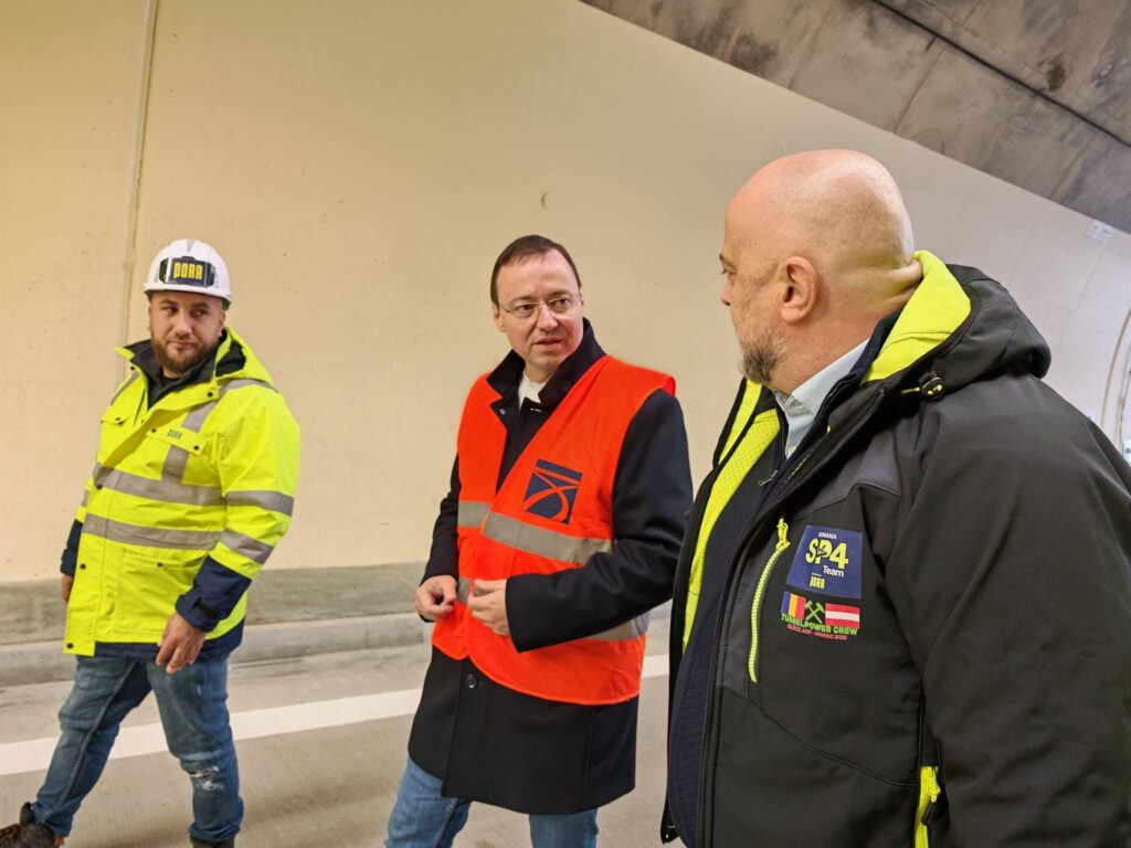 SecÈiunea 4 a AutostrÄzii Sibiu â PiteÈti are douÄ obstacole pÃ¢nÄ la deschidere. Cristian Pistol: testele tunelului Momaia Èi ieÈirea spre DN73G