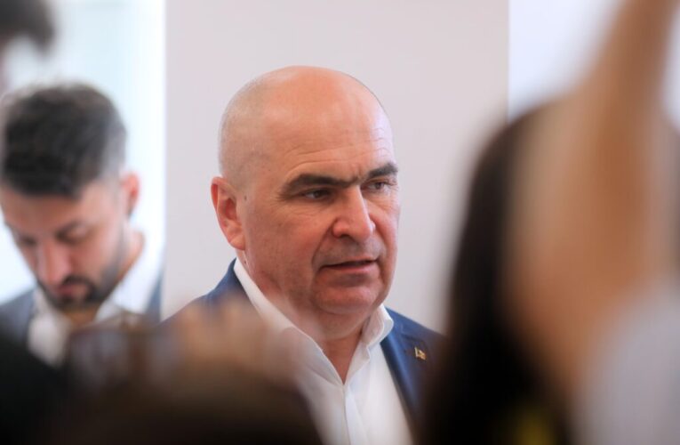 SONDAJ: JumÄtate dintre romÃ¢ni considerÄ cÄ Bolojan a greÈit votÃ¢nd Guvernul PSDâLuca Niculescu. Liberalii pierd teren electoral