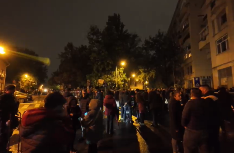 SusÈinÄtorii lui Georgescu s-au adunat la Arestul Central dupÄ prelungirea arestului preventiv