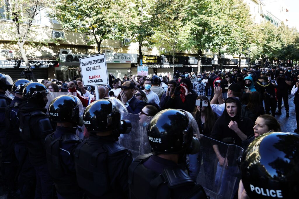 Tensiuni în Albania. Protestatarii au dat foc unor perne în faÈa sediului premierului Edi Rama. PoliÈia a mobilizat tunuri cu apÄ