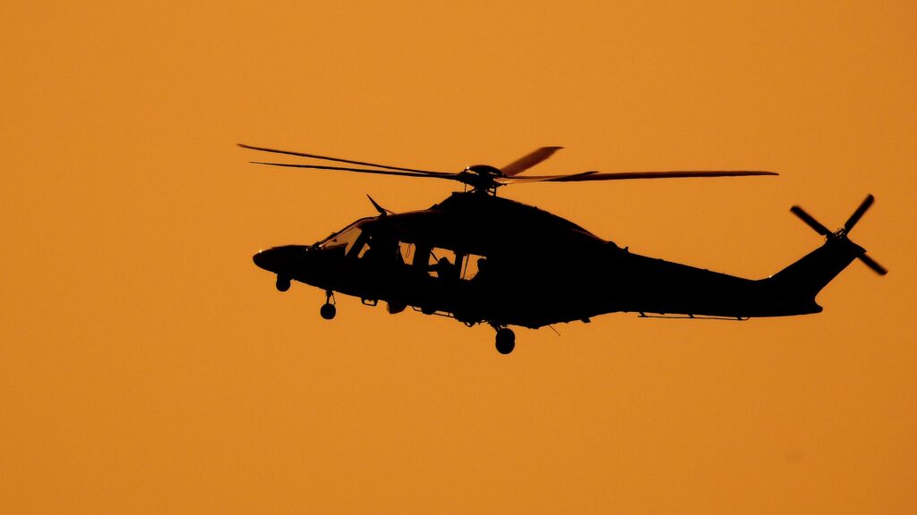 Un elicopter cu Èase persoane la bord s-a prÄbuÈit dupÄ ce a dispÄrut în Himalaya. A fost iniÈiatÄ o misiune de cÄutare aerianÄ
