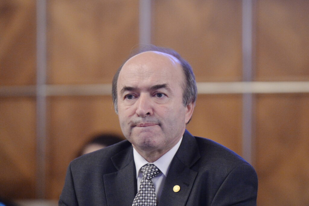 UNBR criticÄ decizia UAIC în cazul lui Tudorel Toader: âAvocatul nu trebuie confundat cu cel pe care îl apÄrÄâ