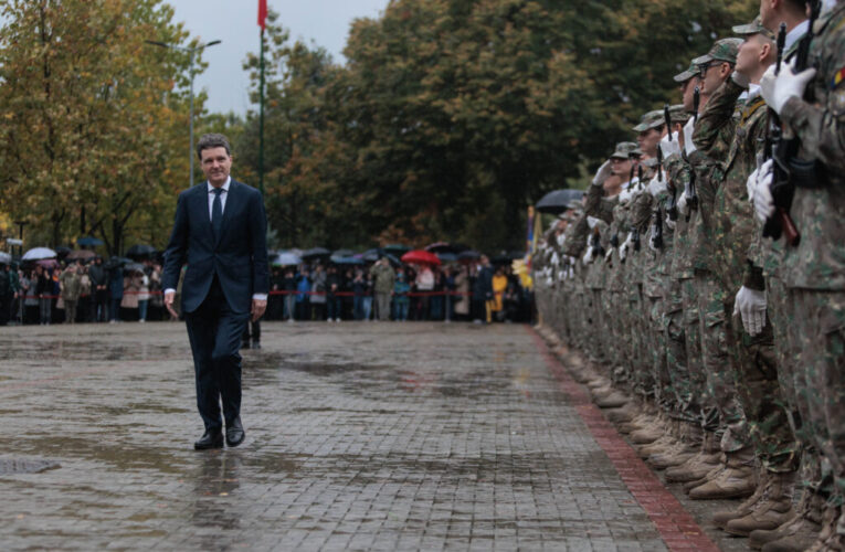 Unde au mers liderii politici de Ziua Armatei. PreÈedintele, premierul, ministrul ApÄrÄrii, Bolojan Èi Simion, printre militari