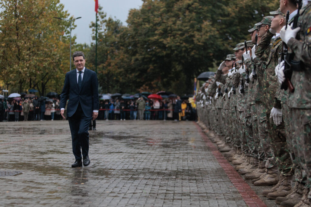 Unde au mers liderii politici de Ziua Armatei. PreÈedintele, premierul, ministrul ApÄrÄrii, Bolojan Èi Simion, printre militari