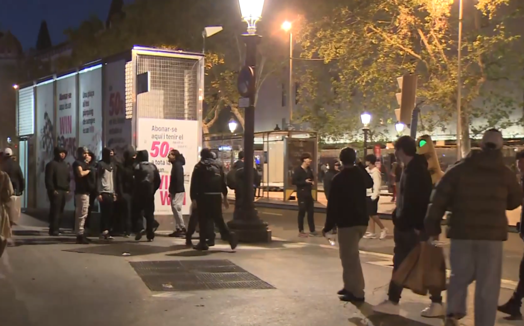ViolenÈe în Barcelona. 100 de persoane au fost arestate dupÄ ce protestatarii au jefuit magazine Èi au incendiat mobilier stradal