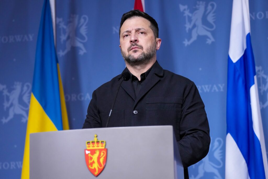 Volodimir Zelenski afirmÄ cÄ Ucraina doreÈte sÄ menÈinÄ o armatÄ de 800.000 de militari, excluzÃ¢nd neutralitatea