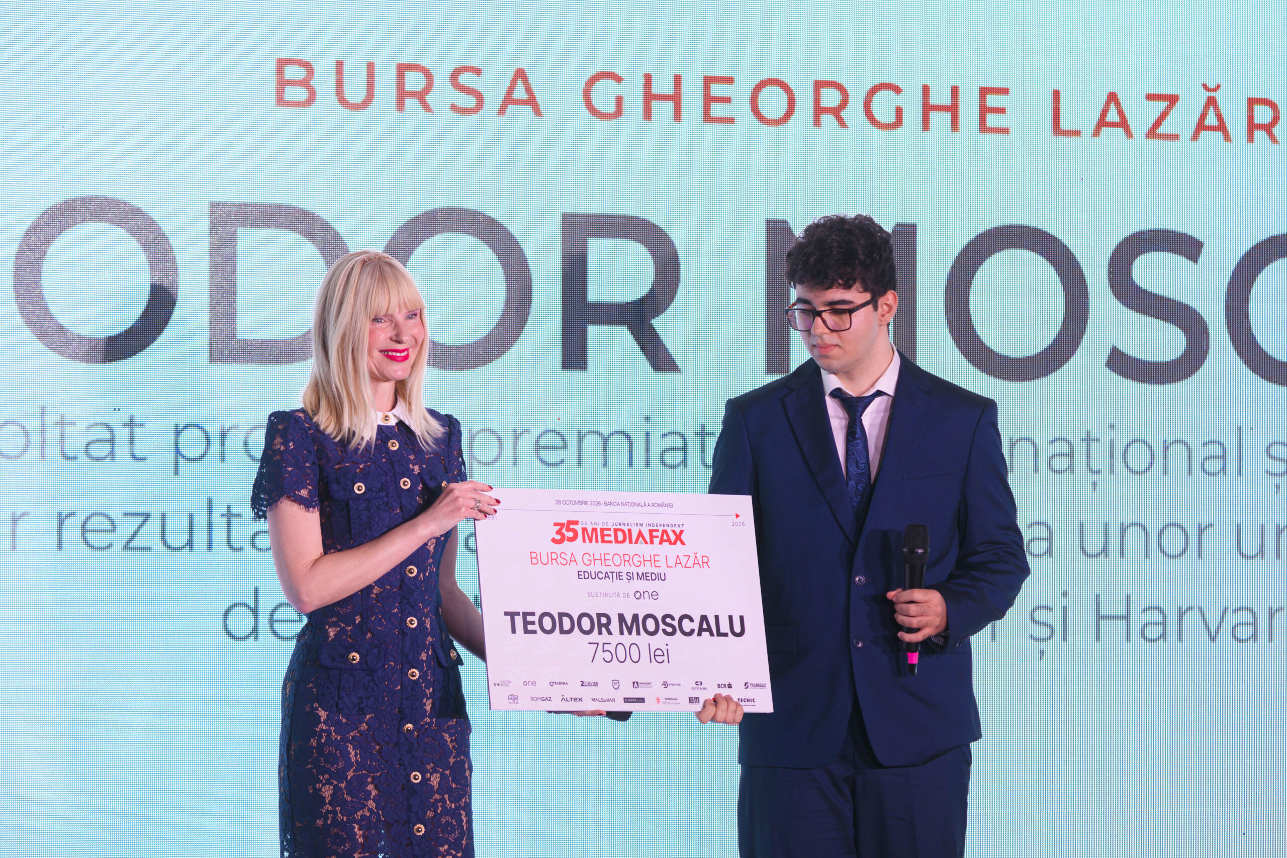 Vrea sÄ studieze Ã®n SUA Èi sÄ gÄseascÄ soluÈii pentru poluare. Teodor Moscalu a primit Bursa Gheorghe LazÄr la GALA MEDIAFAX 35