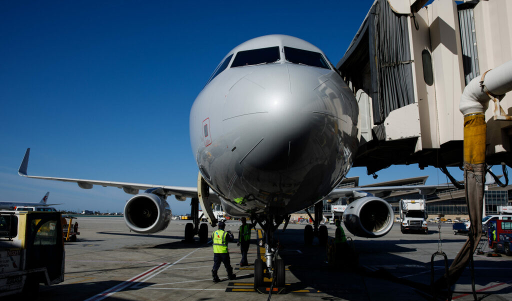 Zeci de zboruri anulate pe aeroportul din Amsterdam din cauza vântului puternic